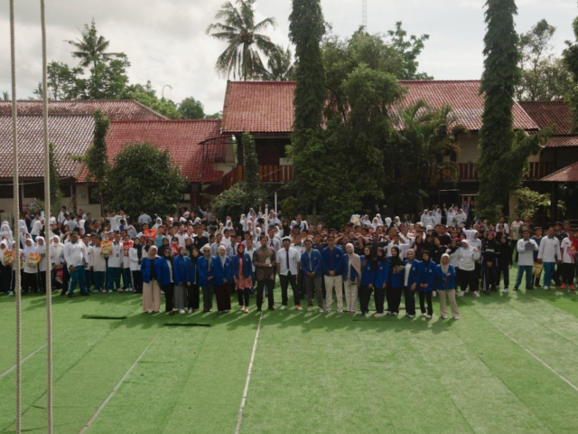 Mahasiswa Internasional Farmasi UII Lakukan Kampanye Cek KLIK BPOM di SMPN 4 Pakem